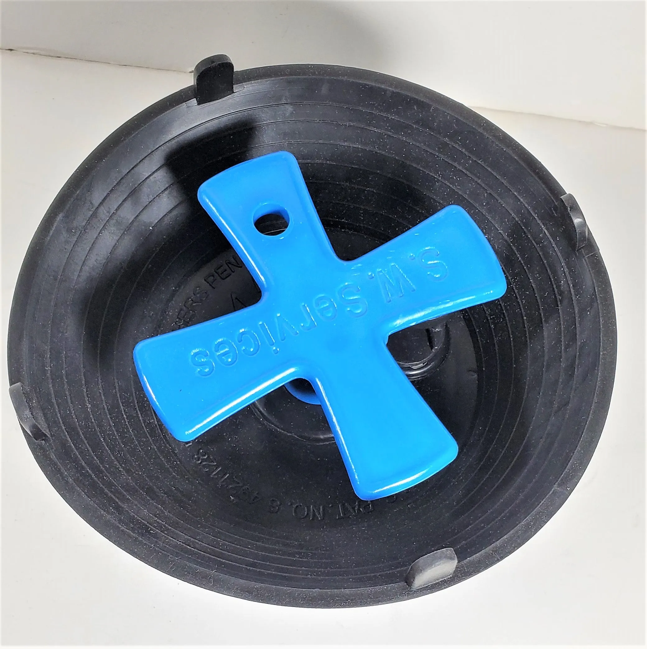 Debris Cap for Water Valve Boxes - Blue Handle (Stock)